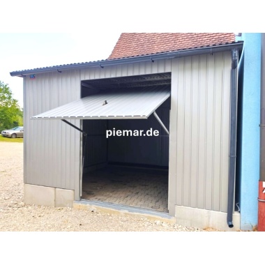 garage-mit-einer-dachneigung-nach-vorne-schwingtor-dachrinne-kondensvlies-dach-attika-dachblende-kantenschutz-konstruktion-aus-verzinkten-vierkantprofilen-verankerung-in-farbe_2