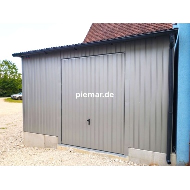 garage-mit-einer-dachneigung-nach-vorne-schwingtor-dachrinne-kondensvlies-dach-attika-dachblende-kantenschutz-konstruktion-aus-verzinkten-vierkantprofilen-verankerung-in-farbe_3