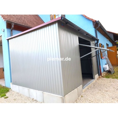 garage-mit-einer-dachneigung-nach-vorne-schwingtor-dachrinne-kondensvlies-dach-attika-dachblende-kantenschutz-konstruktion-aus-verzinkten-vierkantprofilen-verankerung-in-farbe_4