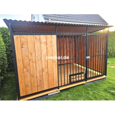 hundezwinger-mit-holzboden-rueckwand-und-seitenwand-mit-holzverkleidung-holzwand-vorne_1