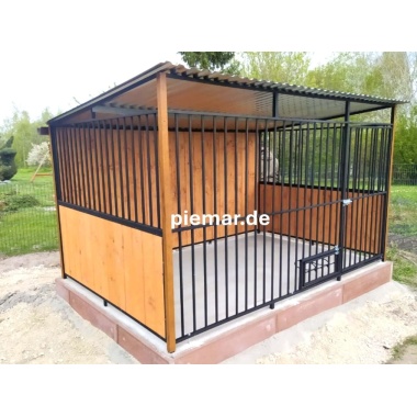 hundezwinger-mit-rueckwand-seitenwaende-mit-holzverkleidung-kantenschutz-dachrinne_2
