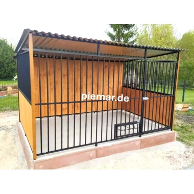 hundezwinger-mit-rueckwand-seitenwaende-mit-holzverkleidung-kantenschutz-dachrinne_3