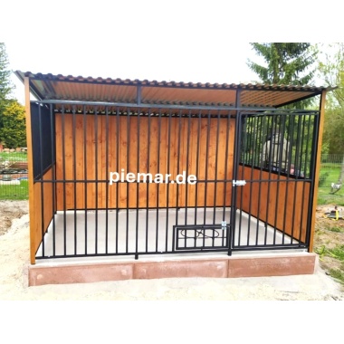 hundezwinger-mit-rueckwand-seitenwaende-mit-holzverkleidung-kantenschutz-dachrinne_4