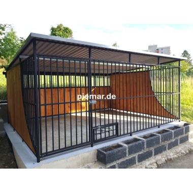 hundezwinger-mit-rueckwand-und-geschwungene-seitenwaende-mit-holz-attika_2