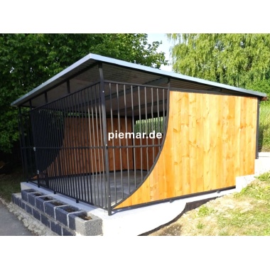 hundezwinger-mit-rueckwand-und-geschwungene-seitenwaende-mit-holz-attika_3