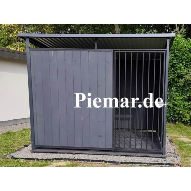 hundezwinger-schwarz-mit-holzboden-rueckwand-geschwungene-seitenwand-1x-holzwand-vorne-attika-kantenschutz-kondensvlies-verankerung_1