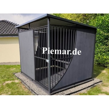 hundezwinger-schwarz-mit-holzboden-rueckwand-geschwungene-seitenwand-1x-holzwand-vorne-attika-kantenschutz-kondensvlies-verankerung_9
